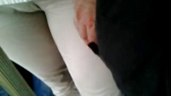 Fiatal élvező punci a pumalyukak belsejében