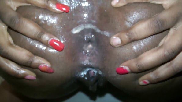 Nagy segg babe van egy hármasban punciba élvezés