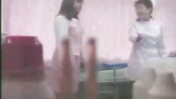 Piszkos idő a szomszédos csapokkal szőrös pinába élvez