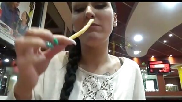 A szexi technikus dupla punciba elvezes faszot kér