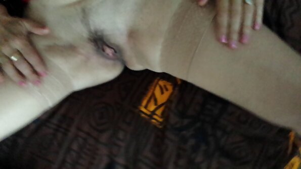 Fekete hajú titkárnő hamarosan puncira élvezés cum