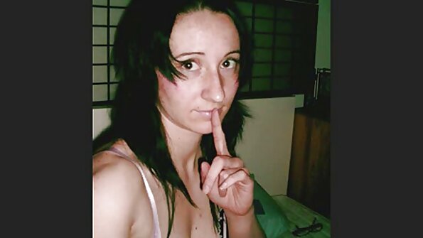 Jenna Sativa az ágyban pinára élvezés gyönyörködteti busty barátnőjét