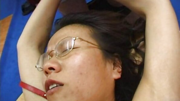 Ana Bell Peaks, tintás vixen bassza meg a fiatalabb srácot szőrös pinába élvez a fürdőszobában