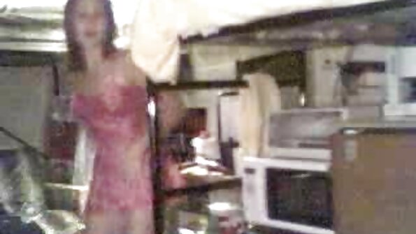 Göndör hajú csaj Liv Revamped élvezi intenzív punciba élvezés videók punci ütés